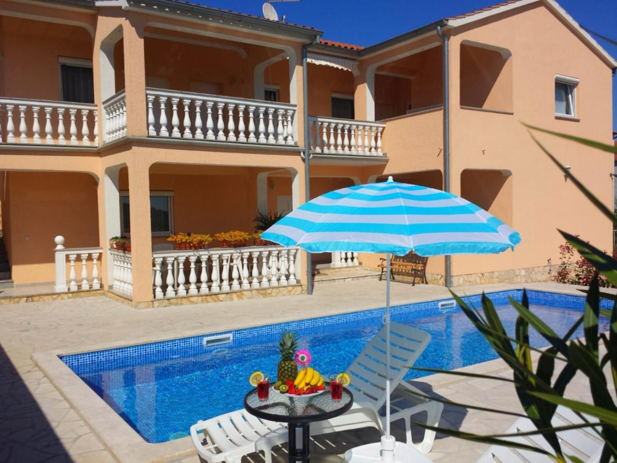Haus Delphin Lägenhet Poreč Exteriör bild