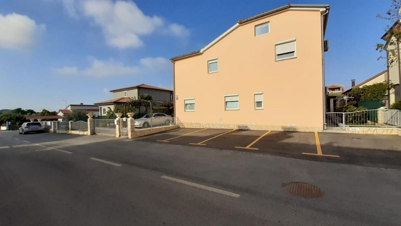 Haus Delphin Lägenhet Poreč Exteriör bild