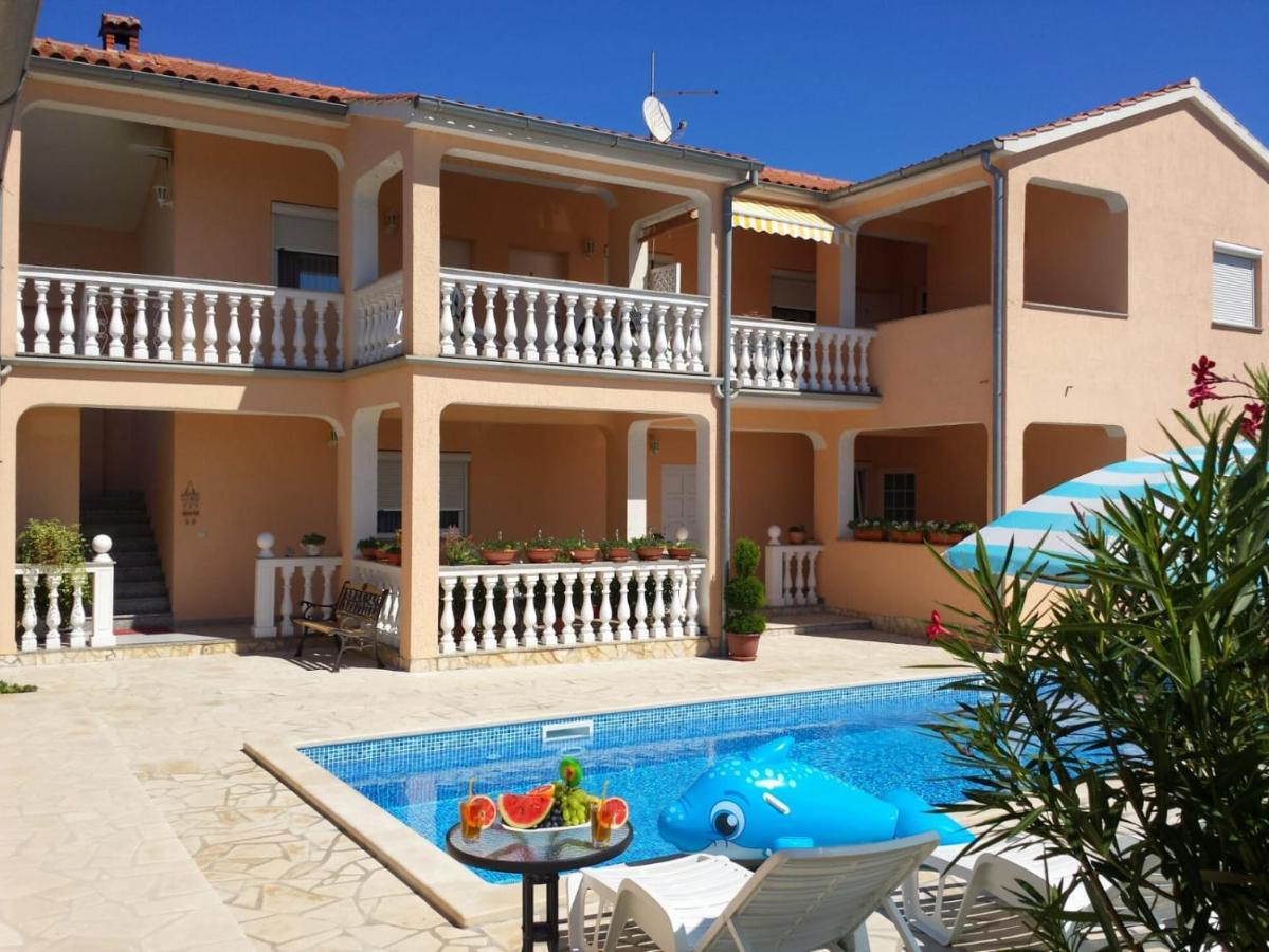 Haus Delphin Lägenhet Poreč Exteriör bild