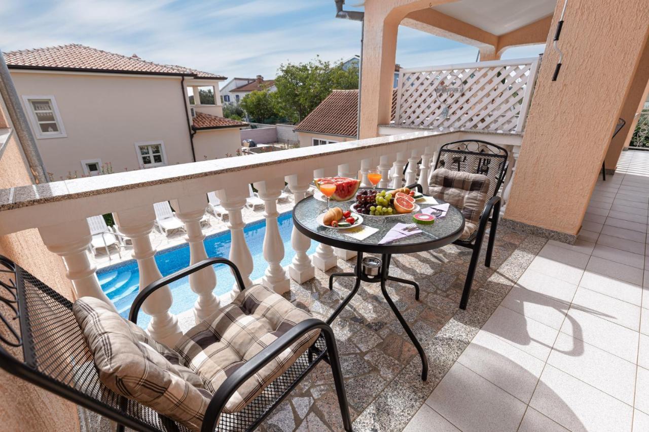 Haus Delphin Lägenhet Poreč Exteriör bild