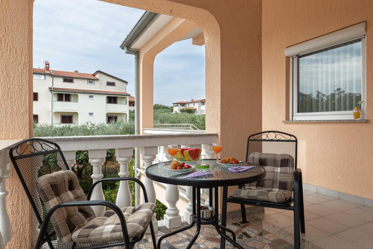 Haus Delphin Lägenhet Poreč Exteriör bild