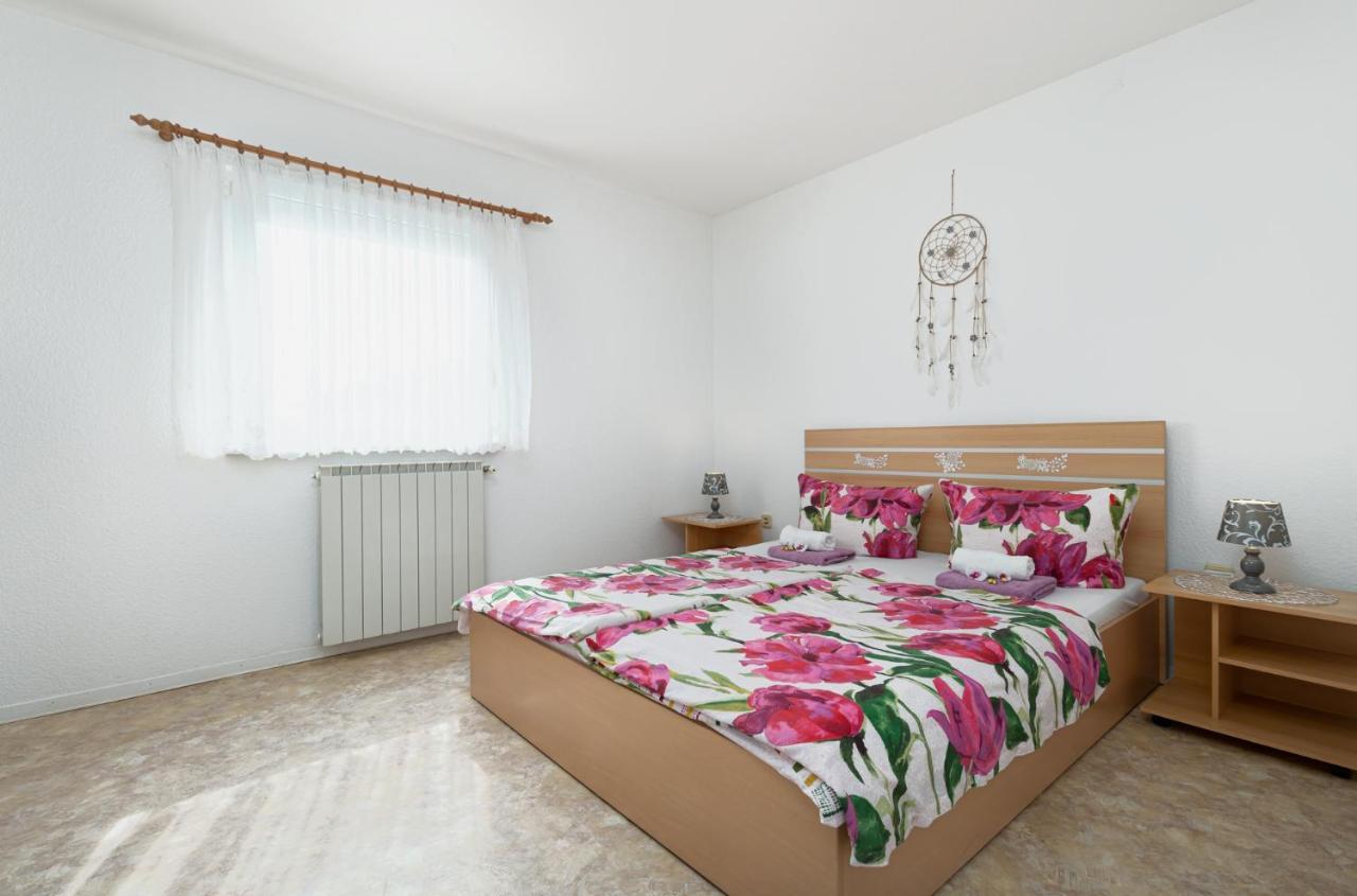 Haus Delphin Lägenhet Poreč Exteriör bild