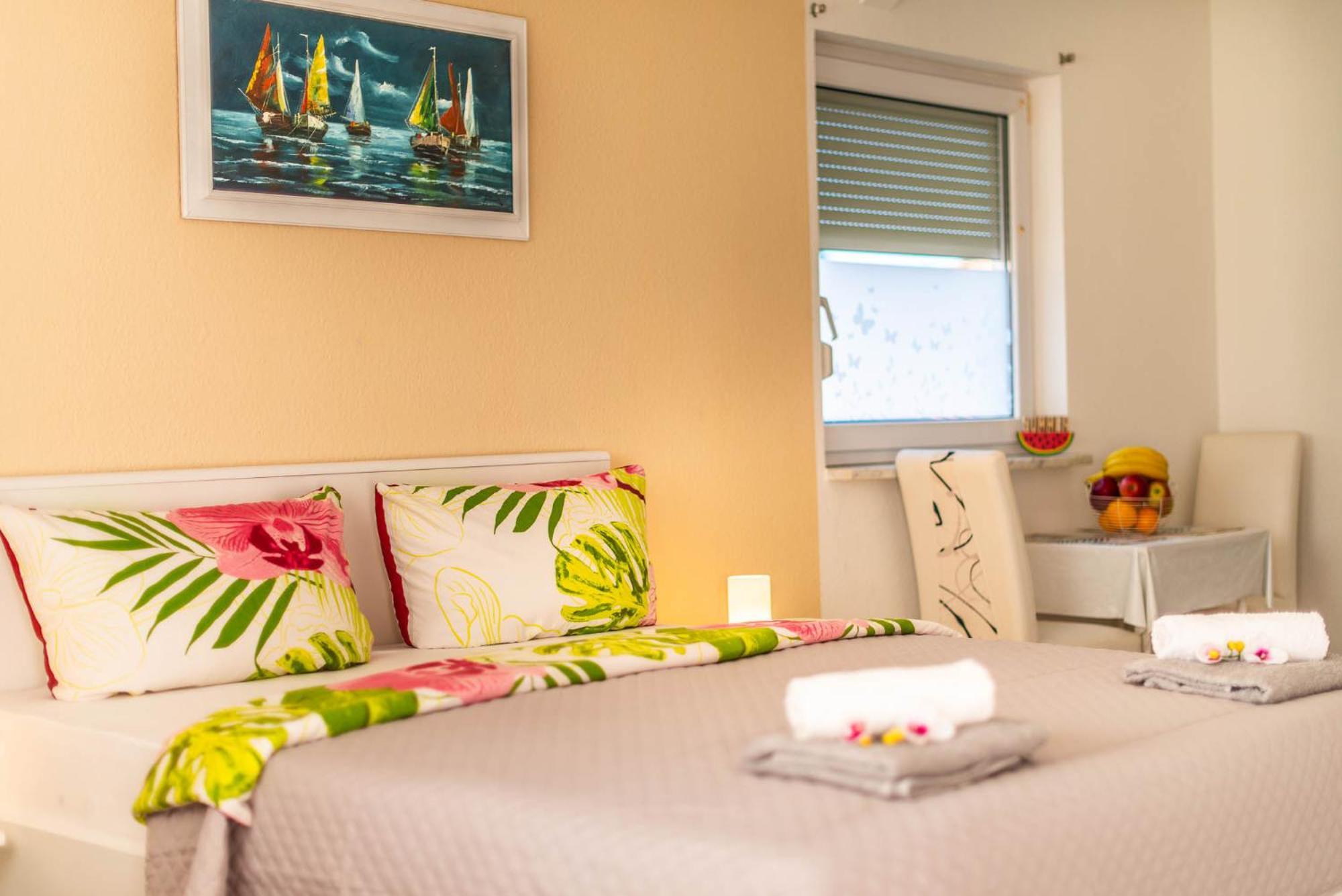 Haus Delphin Lägenhet Poreč Exteriör bild